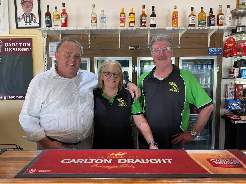 Tim with Deb and Ray Bowen from the Bemm River Hotel *Photo taken pre-COVID-19 restrictions*